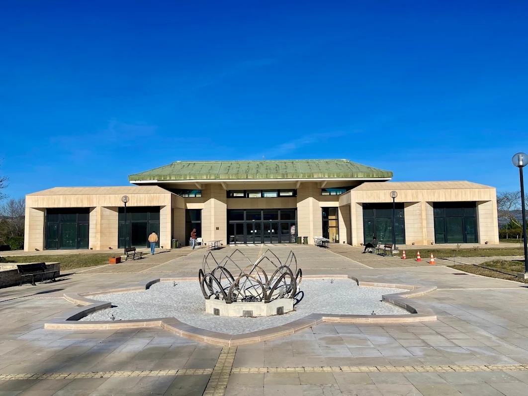 Vue exterieure restaurant ERP apres renovation conformite Trets